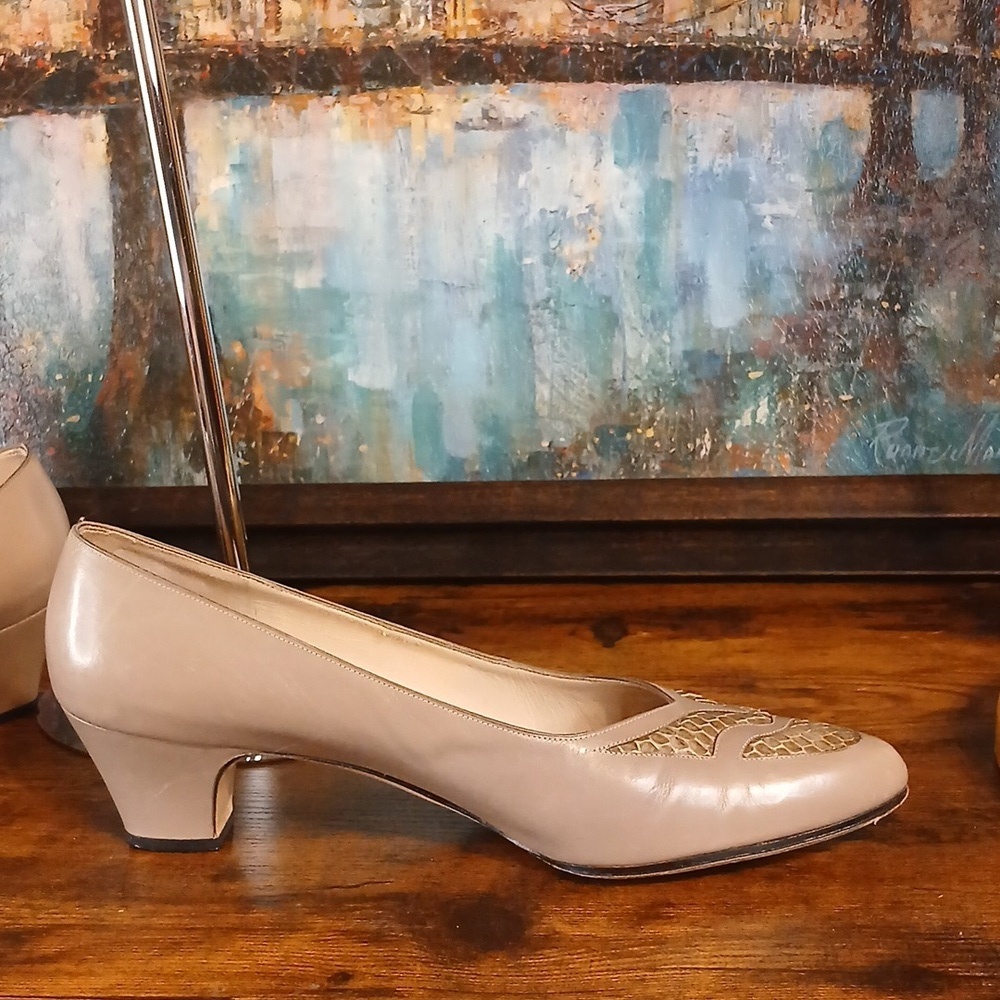 Salvatore Ferragamo Women's Beige Leather Shoes 10 AA Width - Picture 5 of 10